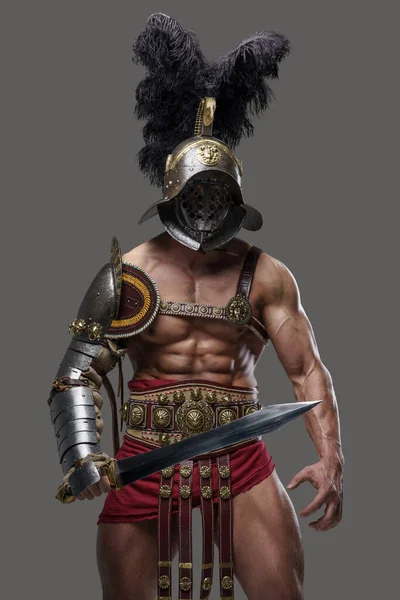 Gri arka plana karşı gladius 'a sahip Romalı arena dövüşçüsü