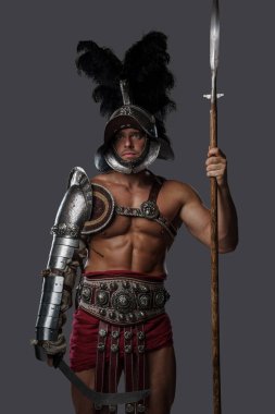 Kasklı gladyatör mızrakçısı gri arka planda.