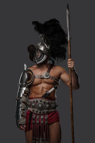 Guerreiro romano antigo com lança e capacete plumado — Fotografia de Stock