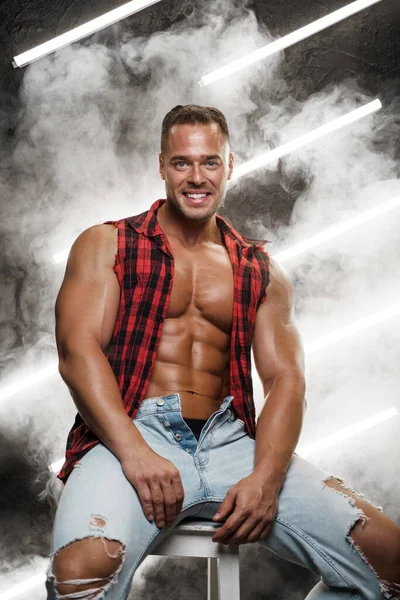 Handsome guy with muscular build dressed in trendy ripped clothes — Zdjęcie stockowe