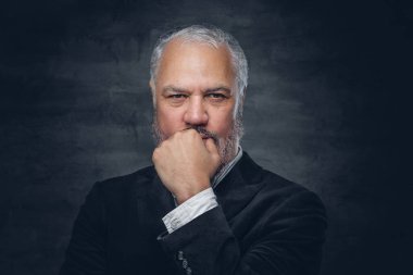 Siyah takım elbiseli dalgın büyükbaba.