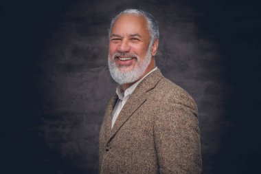 İyi ki bej takım elbiseli bir adam kameraya bakıyor.