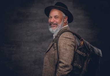 İyi ki dedem şapkalı ve sırt çantalı, esmer.