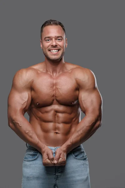 Joyful guy with muscular build and naked torso — Stockfoto