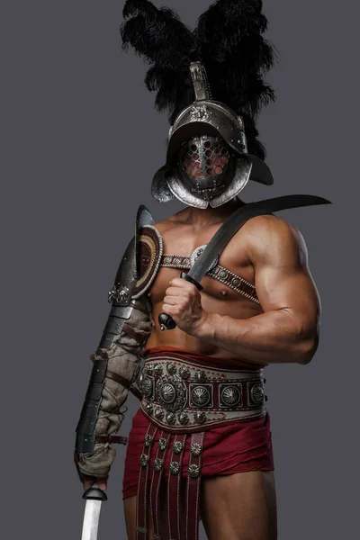 头戴羽毛头盔拿着两把剑的罗马角斗士 — 图库照片