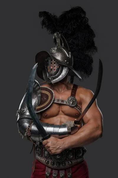 Romeinse arena vechter met gekruiste zwaarden en gepruimde helm — Stockfoto
