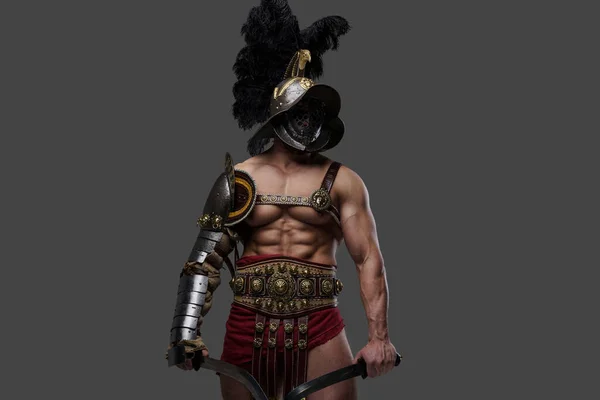 Aggressive roman gladiator with naked torso dual wielding swords — Fotografia de Stock