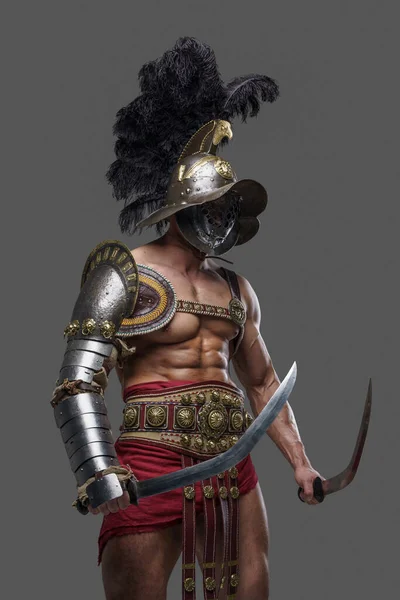 Walczący rzymski gladiator w śliwkowym hełmie i dwóch mieczach — Zdjęcie stockowe