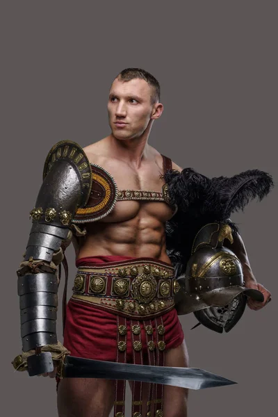 Forntida arena fighter med pluggad hjälm och gladius — Stockfoto