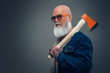 Havalı büyükbaba baltayla şık giyinmiş.