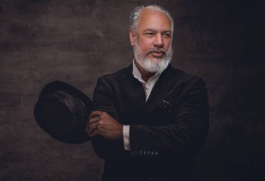 Siyah takım elbiseli son sınıf öğrencisi.