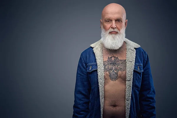 Homme âgé tatoué avec torse nu sur fond gris — Photo