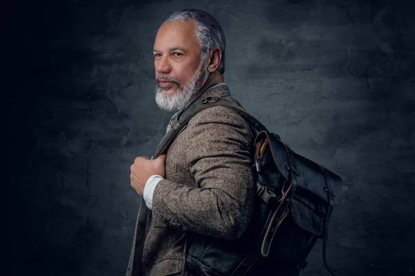 Elegant elderly man traveler with backpack dressed in suit — Foto de Stock