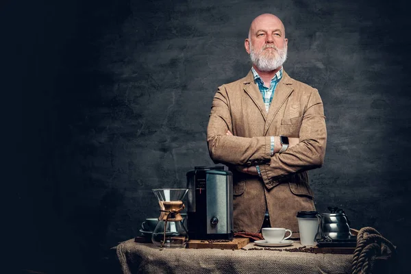 Старий бариста в стилі ретро з кавоваркою та кавою — стокове фото