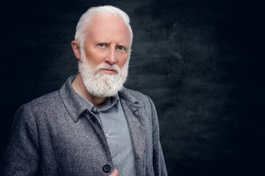 Gri ceketli, uzun sakallı yaşlı adam.