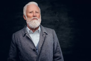 Gri ceketli, uzun sakallı yaşlı adam.