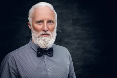 Şık sakallı ve saç stili olan zarif bir ihtiyar.