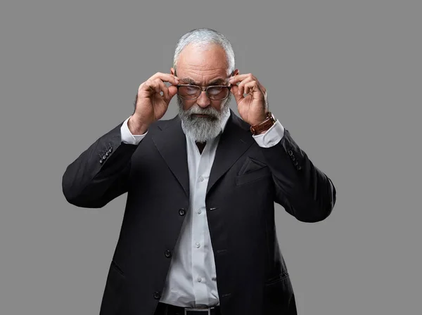 Ανώτερος επιχειρηματίας ντυμένος στα μαύρα με γυαλιά ηλίου — Φωτογραφία Αρχείου