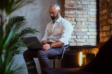 Gündüz ofis odasında dizüstü bilgisayar kullanmak çok ciddi.