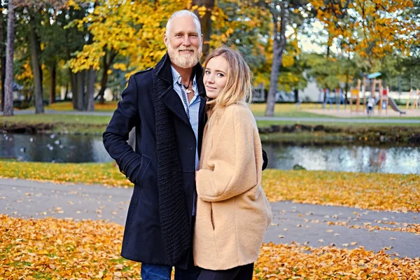 Старший мужчина и его дочь на прогулке в Осенний парк — стоковое фото
