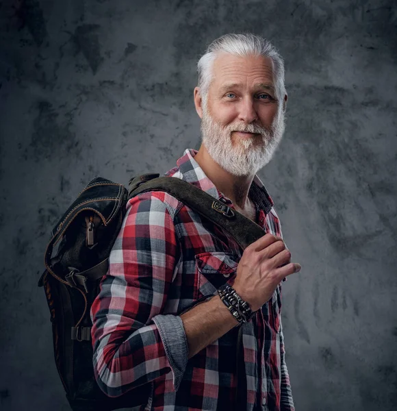 Voyageur âgé joyeux avec sac à dos sur fond sombre — Photo