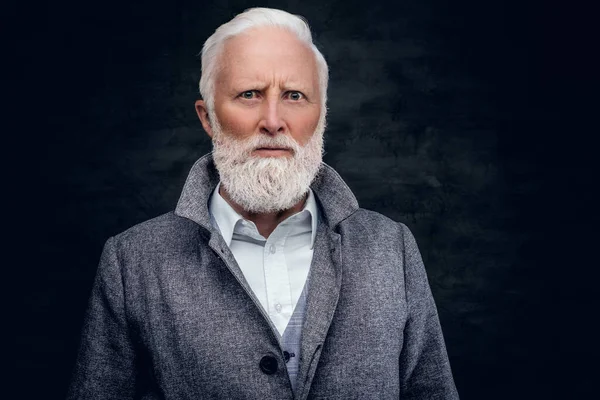 Старий з довгою бородою одягнений у сіре пальто — стокове фото