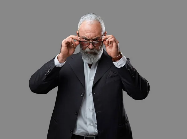 Senior affärsman klädd i svart kostym med solglasögon — Stockfoto