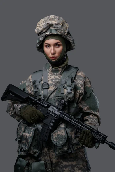 Військова жінка з рушницею одягнена в камуфляжний костюм — стокове фото