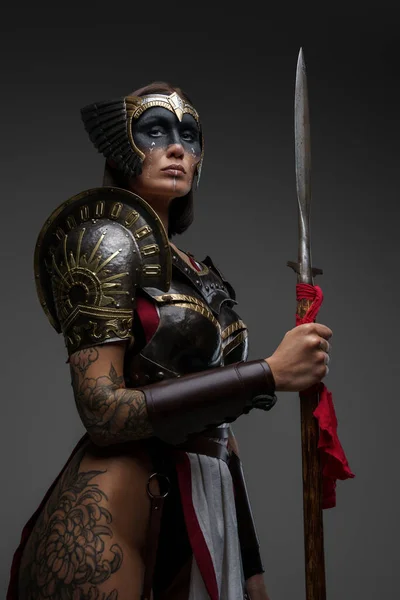 Amazona salvaje vestida con armadura oscura sosteniendo lanza — Foto de Stock