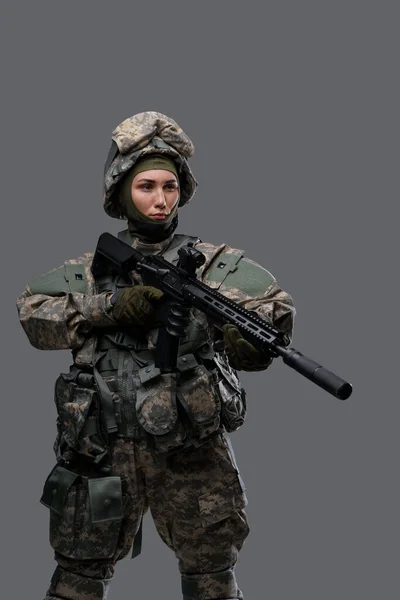 Koruyucu giysili ve tüfekli kadın asker. — Stok fotoğraf