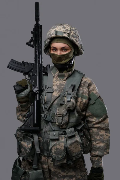 Femme militante professionnelle avec fusil isolé sur fond gris — Photo