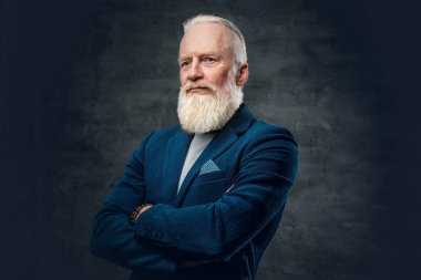 Koyu arkaplanda çapraz kollu kendinden emin yaşlı bir adam.