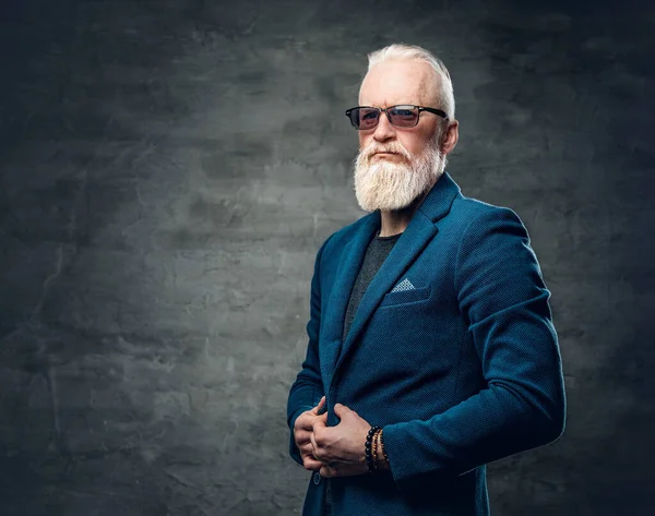 Homme âgé à la mode avec des lunettes de soleil sur fond sombre — Photo