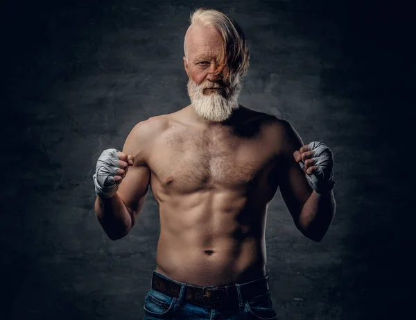 Foto Boxeador Sênior Topless Com Penteado Elegante Construção Muscular Contra — Fotografia de Stock