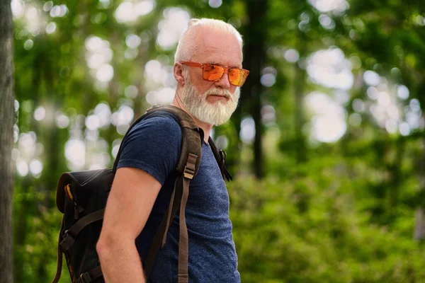 Portret Van Een Actieve Oudere Man Gekleed Casual Kleding Dragen — Stockfoto