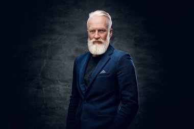 Uzun sakallı, gri saçlı, pahalı mavi takım elbiseli yaşlı bir adamın fotoğrafı..