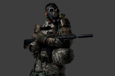 Siyah askerin koruyucu gaz maskesi ve kamuflaj kıyafetleri içindeki stüdyo fotoğrafı..