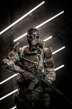 Tüfek ve gaz maskeli, karanlık arka planda, neon ışıklı kıyamet askeri portresi..