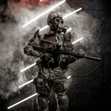 Kamuflaj kıyafetleri ve gaz maskesi giymiş karanlık arka planda bir askerin çizimi..