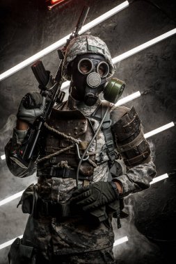 Kamuflaj kıyafetleri ve gaz maskesi takmış omzunda tüfek tutan askerin sanat eserleri..