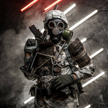 Kamuflaj kıyafetleri ve gaz maskesi takmış omzunda tüfek tutan askerin sanat eserleri..