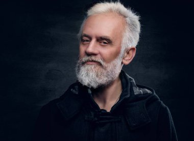 Siyah giyinmiş, modern saç stili olan yaşlı ve yakışıklı bir adamın stüdyo fotoğrafı..