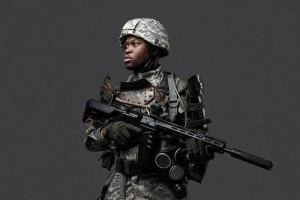 ライフルを持ったまま迷彩服を着たアフリカ系降下兵の特殊部隊の兵士のショット — ストック写真