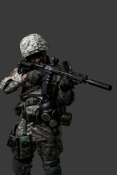 Retrato Bravo Homem Exército Vestido Com Uniforme Camuflagem Moderna Apontando — Fotografia de Stock
