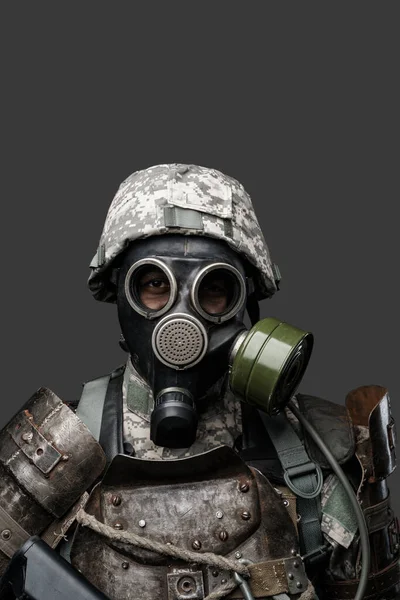 Portret Van Gewapende Soldaat Gekleed Camouflage Beschermende Kleding Gasmasker — Stockfoto