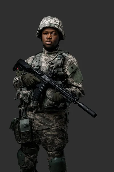 Zdjęcie Przystojnego Wojskowego Pochodzenia Afrykańskiego Uzbrojonego Karabin Odizolowanego Szaro — Zdjęcie stockowe