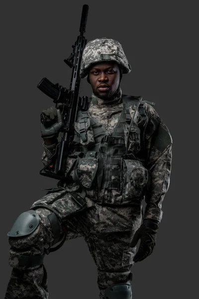 Bekämpande Afrikansk Soldat Med Allvarligt Ansikte Håller Gevär Tittar Kameran — Stockfoto