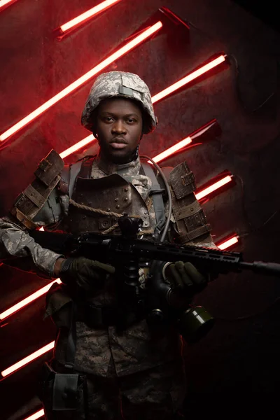 Shot Black Soldier Dressed Camouflage Armor Posing Red Background Neon — Stock fotografie