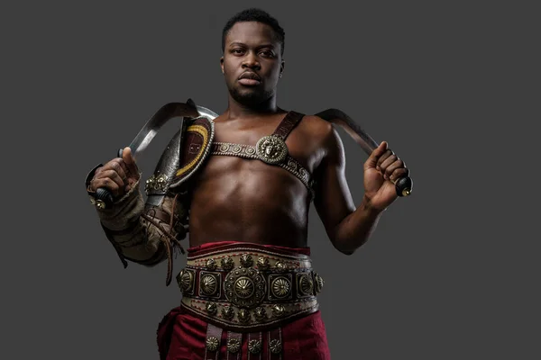 Tiro Gladiador Antiguo Ascendencia Africana Sosteniendo Espadas Duales Aisladas Sobre — Foto de Stock