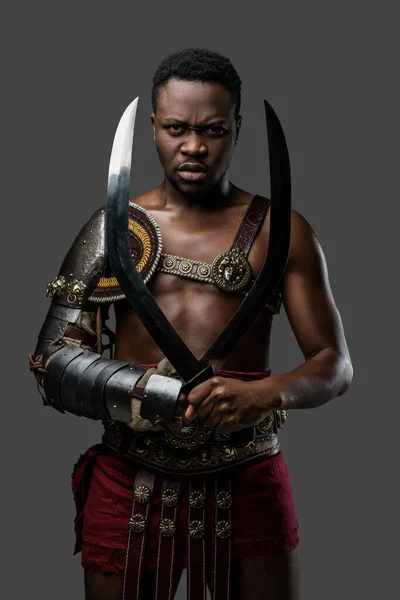 Portrait Combattant Sérieux Arène Africaine Vêtu Une Armure Tenant Deux — Photo